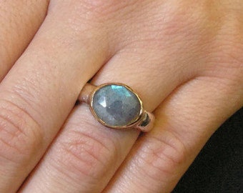 Anillo de labradorita. Anillo de plata y oro. Anillo de plata labradorita. Anillo de labradorita de oro. Anillo de plata.  Joyería de labradorita (gsr-7153)