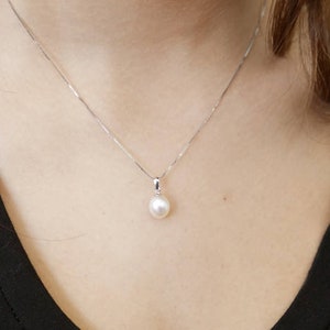 14k white gold pearl necklace.  pearl pendant. Pearl gold necklace. bridesmaid gift. Gift idea. Delicate pearl . Classic gold necklace