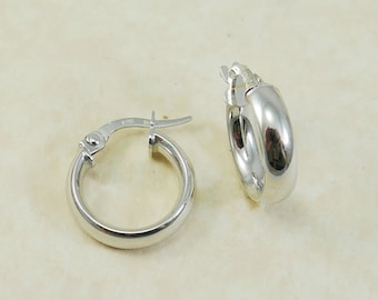 Aros gruesos de oro blanco de 14 quilates. Delicados aretes de oro blanco de 14 quilates. Pendientes de oro auténtico. Arete elegante brillante de 14kt