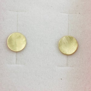 Gehämmerte, matte Ohrstecker aus 14-karätigem Gold. goldene runde Ohrringe. goldene Ohrringe. Kreisnieten. 8 mm Goldohrringe. Geschenk für sie. 14-karätige Ohrringe