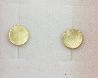 Aretes mate martillados en oro de 14 quilates. pendientes redondos de oro. aretes de oro. tachuelas circulares. Pendientes de oro de 8 mm. regalo para ella. pendientes de 14k
