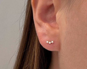 Aretes escaladores diminutos de oro de 14kt. Aretes delicados CZ. Perforaciones de pernos. Pendientes minimalistas. Aretes de circón cúbico de pernos de .14kt.