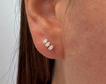 Pendientes escaladores diminutos de oro de 14kt. Pendientes delicados marquesa. Perforaciones de tachuelas. Pendientes minimalistas. Pendientes cz de 14kt.