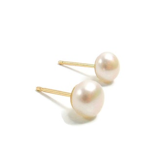 Pearl stud. Solid 14k gold 4mm pearls stud earrings. Post pearl earrings. Gold stud earrings. Pearl jewelry. Romantic. Bridal earrings.