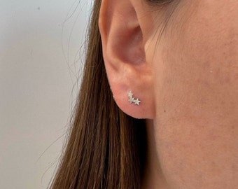 Aretes escaladores diminutos de oro de 14kt. Aretes delicados con estrellas. Piercings de pernos. Pendientes minimalistas. Aretes de estrellas con pernos de .14kt