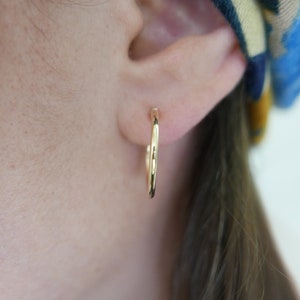 Large 14Kt 18.5 mm real yellow gold hoops earrings. Dainty 14kt yellow gold hoop earrings. thin gold earrings. 14kt texture elegant earring