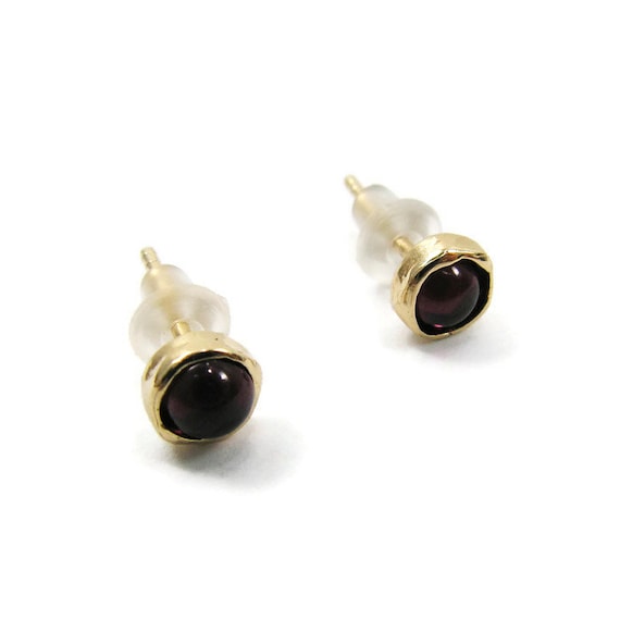 Garnet stud earrings. 14k gold stud earrings. 5mm Garnet post earrings. Garnet earrings. romantic gift for her, garnet jewelry. gold earring
