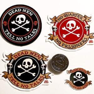 以下が含まれることがあります： ドクロと交差した骨のデザインが施された、海賊をテーマにしたステッカーが4枚。ステッカーには、「Dead Men Tell No Tales」と「No Quarter No Prisoners」の文字が書かれています。