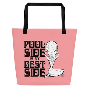 Può includere: Grande borsa tote rosa con manici neri. La borsa presenta il testo "POOL SIDE IS MY BEST SIDE" in nero, insieme a un'illustrazione in bianco e nero di una donna che tiene una palla da spiaggia.