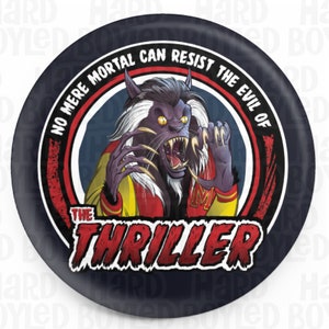 Peut inclure: Un bouton circulaire bleu et rouge avec une illustration de loup-garou et le texte "No mere mortal can resist the evil of The Thriller".