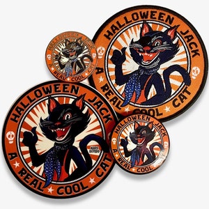 以下が含まれることがあります： 黒猫が青いバンダナを巻いており、「Halloween Jack A Real Cool Cat」という文字が書かれた、オレンジと黒のハロウィンをテーマにしたアイロン接着パッチが4つあります。