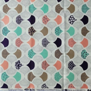 Puede incluir: Tela blanca con un patrón repetitivo de diseños estilizados en forma de vieira. Los diseños están rellenos de varios patrones y colores, incluyendo turquesa, melocotón, marrón y azul marino, sobre un fondo de pequeños puntos grises.