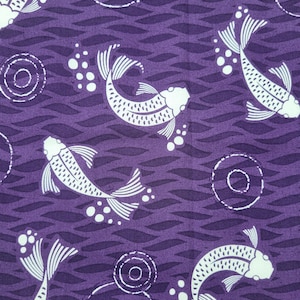 Puede incluir: Un patrón repetido de peces koi blancos nadando sobre un fondo morado oscuro. El diseño incluye olas de agua estilizadas y acentos circulares, creando un tema sereno y acuático.