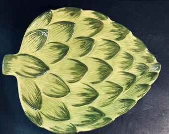 Piatto da portata in ceramica a forma di carciofo del Mesa International Market, realizzato da Jennifer Brinley.