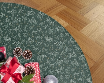 Puede incluir: Una escena navideña festiva con un mantel verde con un patrón de ramas blancas y doradas. Regalos envueltos en papel rojo y rosa con lazos rojos, piñas y un adorno plateado están dispuestos sobre la mesa. El fondo es un suelo de madera.