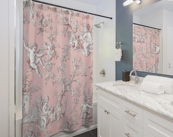 Cortina de chuveiro rosa com estampa floral Toile de Jouy, estilo francês vintage, para banheiro elegante e com estética romântica.
