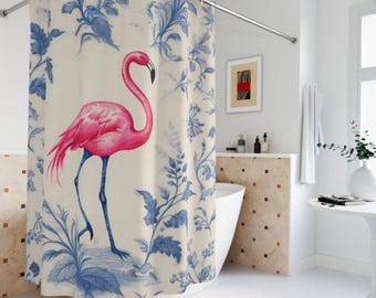 Cortina de chuveiro com flamingos rosa, decoração de banheiro em estilo toile chinoiserie azul.
