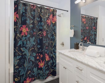 Cortina de chuveiro floral botânica escura, decoração de banheiro em tom azul-marinho intenso.
