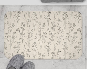 Neutralny, vintage'owy dywanik łazienkowy z motywem botanicznym, minimalistycznym wzorem kwiatowym i stonowaną estetyką rustykalną/spa.