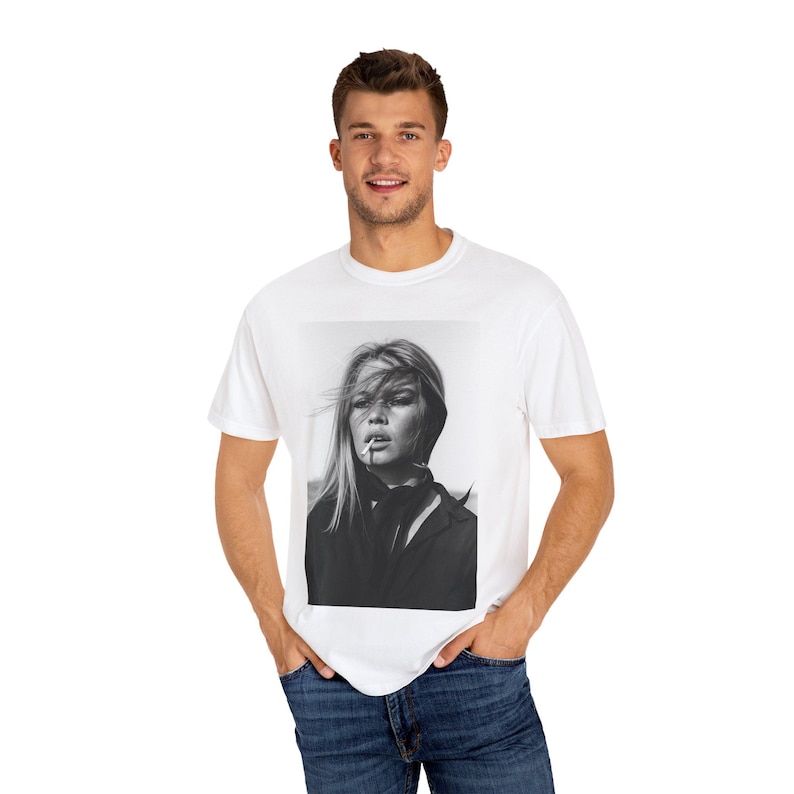 French Iconic Smoking Brigitte Bardot Unisex T-shirt, Vintage Retro Tee, Gift for Him, Gift for Her, Fashion Shirt, Stylish Top imagem 5