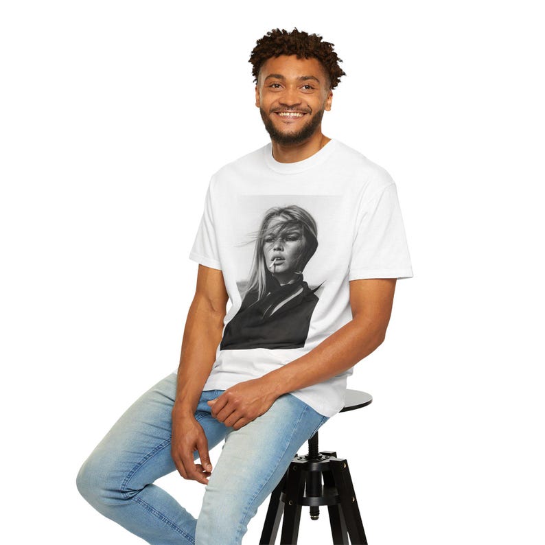 French Iconic Smoking Brigitte Bardot Unisex T-shirt, Vintage Retro Tee, Gift for Him, Gift for Her, Fashion Shirt, Stylish Top imagem 8