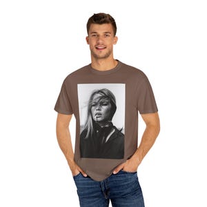 French Iconic Smoking Brigitte Bardot Unisex T-shirt, Vintage Retro Tee, Gift for Him, Gift for Her, Fashion Shirt, Stylish Top imagem 6