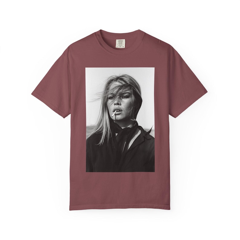 French Iconic Smoking Brigitte Bardot Unisex T-shirt, Vintage Retro Tee, Gift for Him, Gift for Her, Fashion Shirt, Stylish Top imagem 3