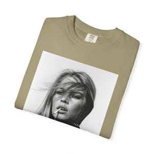 French Iconic Smoking Brigitte Bardot Unisex T-shirt, Vintage Retro Tee, Gift for Him, Gift for Her, Fashion Shirt, Stylish Top imagem 4