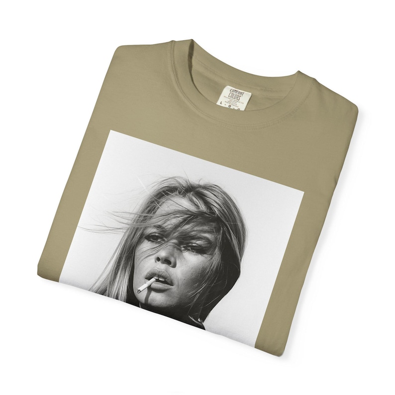 French Iconic Smoking Brigitte Bardot Unisex T-shirt, Vintage Retro Tee, Gift for Him, Gift for Her, Fashion Shirt, Stylish Top imagem 4