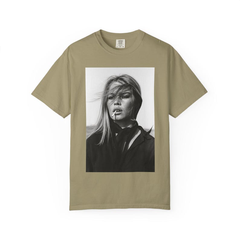 French Iconic Smoking Brigitte Bardot Unisex T-shirt, Vintage Retro Tee, Gift for Him, Gift for Her, Fashion Shirt, Stylish Top imagem 2