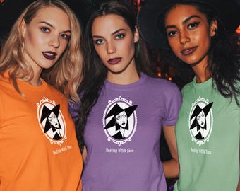 Puede incluir: Tres mujeres con camisetas con un gráfico de bruja y el texto "Resting Witch Face". Las camisetas son naranjas, moradas y verdes. Cada mujer lleva un sombrero de bruja negro. El tema es Halloween.