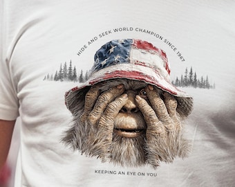 Bigfoot Verstecken T-Shirt | Lustiges Sasquatch Cryptid Tee | Pazifischer Nordwesten Geschenk