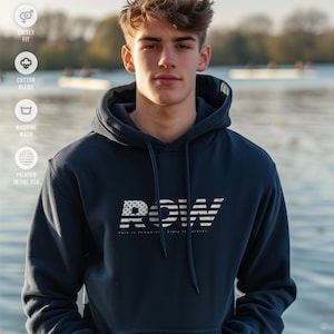 Puede incluir: Sudadera con capucha azul marino con la palabra "ROW" en blanco, con un diseño de bandera estadounidense. El texto "Pain is temporary, glory is forever" está debajo de la palabra. La sudadera es unisex, de mezcla de algodón y lavable a máquina.