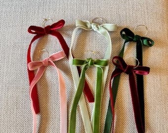 Dijes de vino con lazo de terciopelo atado a mano - Regalo para anfitrionas de Navidad / Dijes de bebida para fiestas, juego de 6