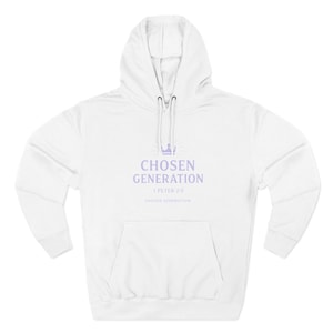 Peut inclure: Un sweat à capuche blanc avec une poche avant et un cordon de serrage. Le devant affiche le texte "CHOSEN GENERATION" en violet clair, un motif de couronne et le verset biblique "1 Pierre 2:9".
