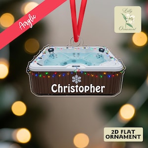 Könnte beinhalten: Weihnachtsornament aus Acryl in Form eines Whirlpools mit dem Namen "Christopher" in Weiß. Das Ornament hat einen braunen Sockel, einen weißen Rand und einen blauen Innenraum. Es ist mit Lichterketten und einem Schneeflocken verziert. Ein rotes Band ist zum Aufhängen befestigt.