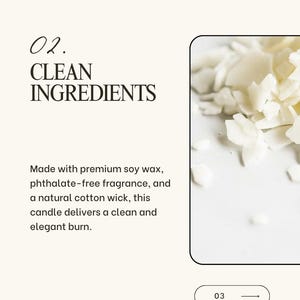Op de afbeelding: Afbeelding van Renovia Candle Co. met de tekst "02. CLEAN INGREDIENTS" en een close-up van witte sojawasvlokken. De tekst vermeldt dat de kaars is gemaakt met premium sojawas, ftalaatvrije geur en een natuurlijke katoenen lont.