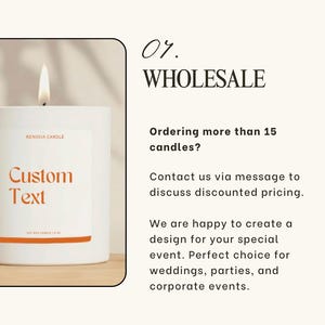 Op de afbeelding: Een brandende witte sojawas kaars met de tekst "Custom Text" in oranje. De kaars is gelabeld "RENOVIA CANDLE" en weegt 255 gram. De afbeelding bevat ook de tekst "WHOLESALE".