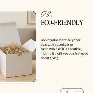 Op de afbeelding: Een witte doos met een open deksel, gevuld met bruin verpakkingsmateriaal. De tekst "RENOVIA CANDLE CO" staat bovenaan. De tekst "03. ECO-FRIENDLY" wordt weergegeven, samen met een beschrijving over de kaars die is verpakt in gerecyclede papieren dozen.