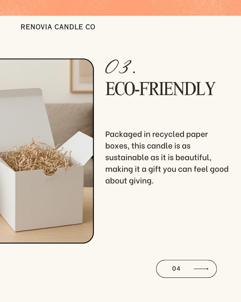 Op de afbeelding: Een witte doos met een open deksel, gevuld met bruin verpakkingsmateriaal. De tekst "RENOVIA CANDLE CO" staat bovenaan. De tekst "03. ECO-FRIENDLY" wordt weergegeven, samen met een beschrijving over de kaars die is verpakt in gerecyclede papieren dozen.
