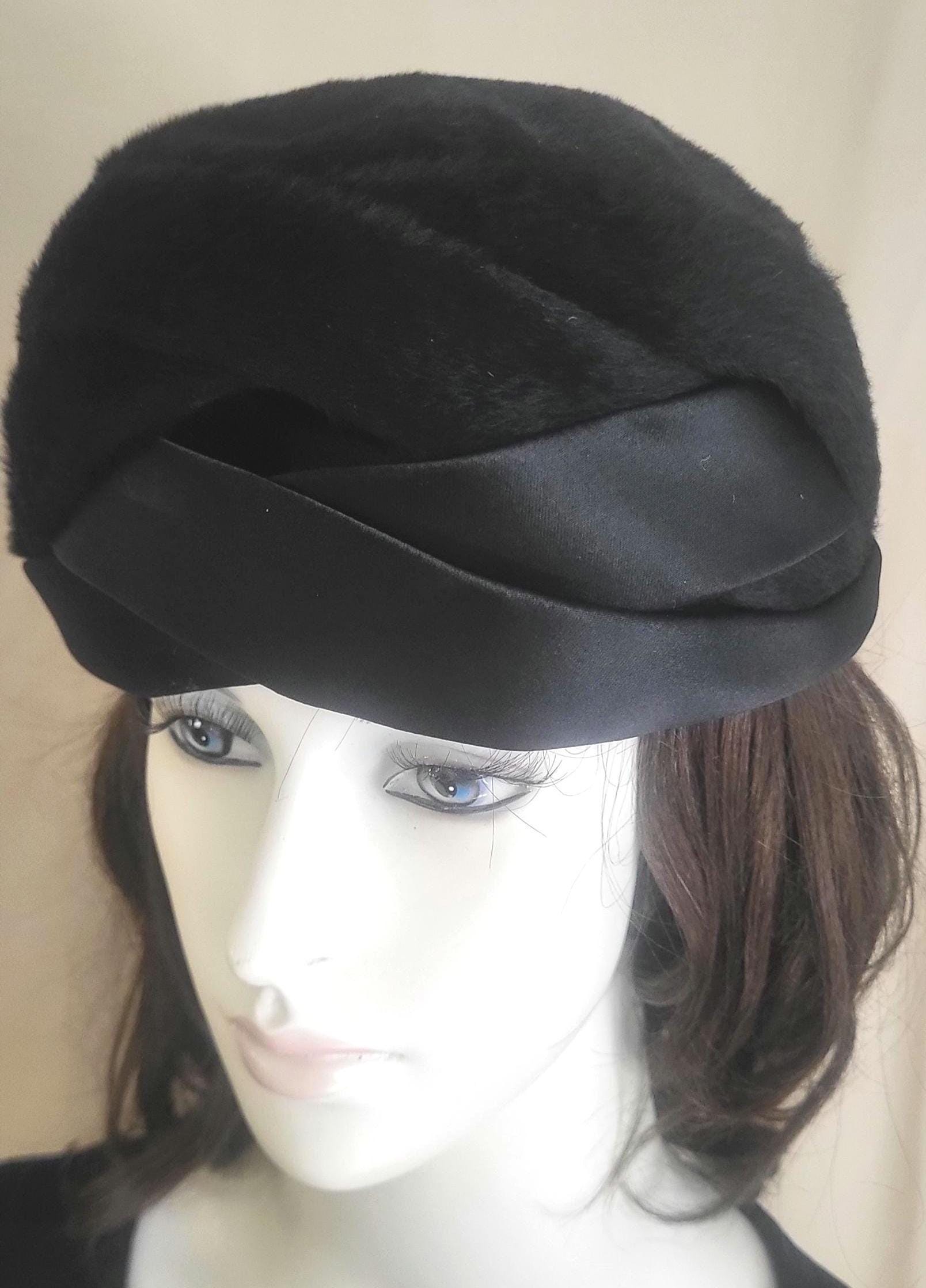 Elsa Schiaparelli black satin sequined turban size 22 Dior and Schiaparelli bring historical reverence to Haute  main image 3