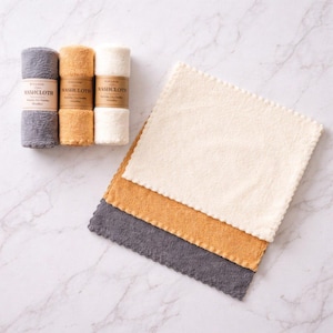 Puede incluir: Un juego de tres tazas de cerámica con un acabado mate moteado. Las tazas son en tonos crema, gris claro y gris oscuro. Cada taza tiene un diseño simple y minimalista y un asa redondeada.