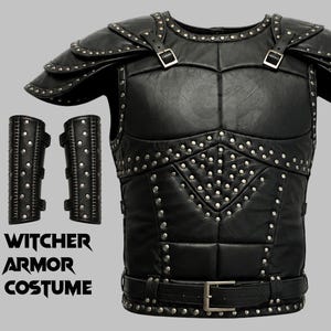 Pode incluir: Uma couraça de couro preto com ombreiras e braçadeiras a condizer, com rebites metálicos prateados, tiras com fivela ajustáveis e um cinto. O texto WITCHER ARMOR COSTUME está impresso a preto no canto inferior esquerdo.