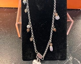 Brighton Versilbertes Bettelarmband mit Love Herz- und Kristallanhänger