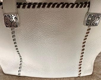 Bolso tote Brighton de piel granulada blanca con herrajes plateados y ribete trenzado. Un estilo precioso.
