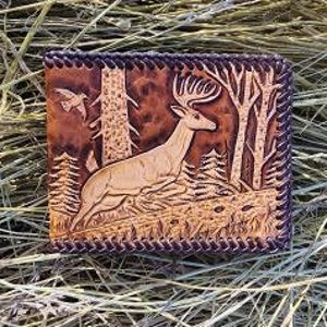 Cartera de cuero hecha a mano con ciervo en el bosque