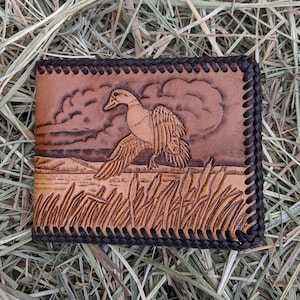 Carteira Bifold Masculina com Cena de Caça ao Pato