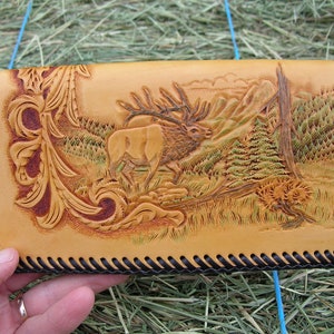 Cartera de cuero con talonario o tarjeta de crédito con talla floral de Elk & Sheridan