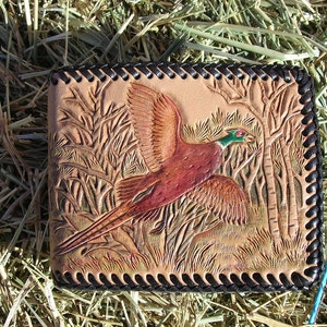 Cartera de cuero hecha a mano con escena colorida de caza de faisán