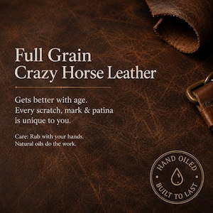 Puede incluir: Una superficie de cuero de grano completo tipo Crazy Horse en color marr&oacute;n oscuro con textura y ara&ntilde;azos visibles. El texto dice: Full Grain Crazy Horse Leather, Gets better with age. Every scratch, mark & patina is unique to you. Care: Rub with your hands. Natural oils do the work. Hand Oiled Built To Last.